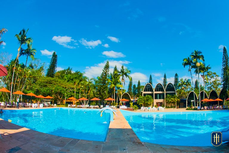 Hotel Internacional Gravatal, sua instalação com piscinas com águas termais na frente e muita área verde.