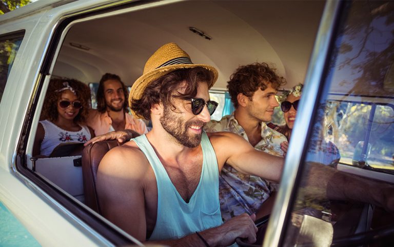 Grupo de 5 amigos viajando dentro de um carro