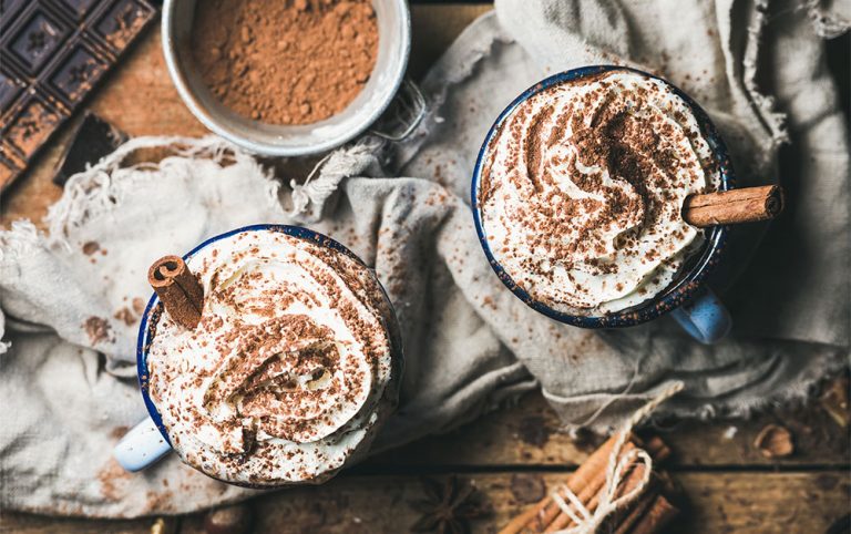 A imagem mostra uma das receitas irresistíveis de inverno: o chocolate quente!
