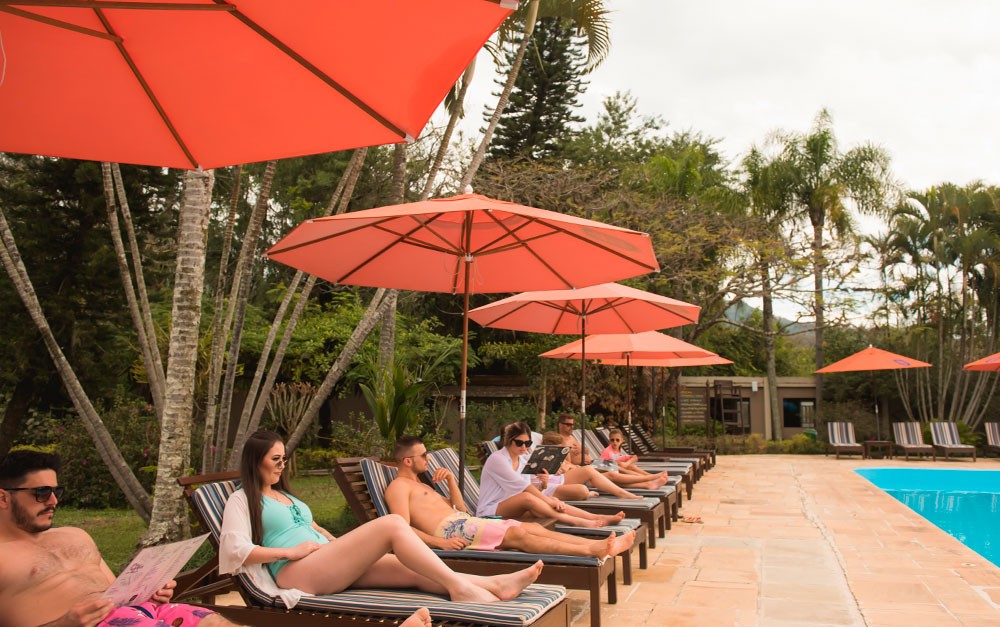 Pessoas em frente a piscina de águas termais