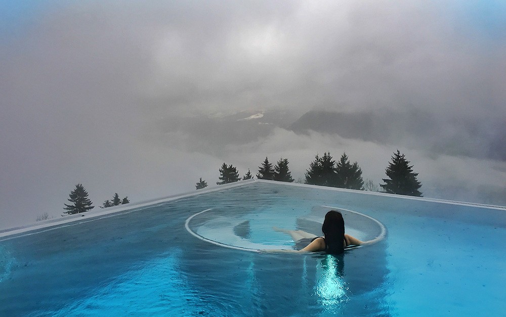 Mulher em piscina aquecida