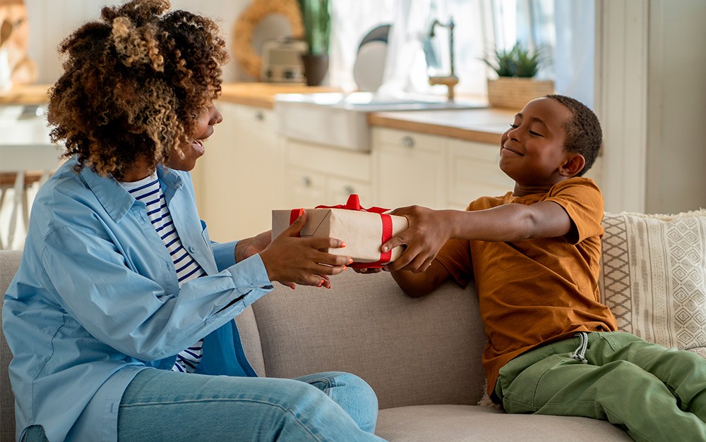 filho dando presentes criativos para a mãe