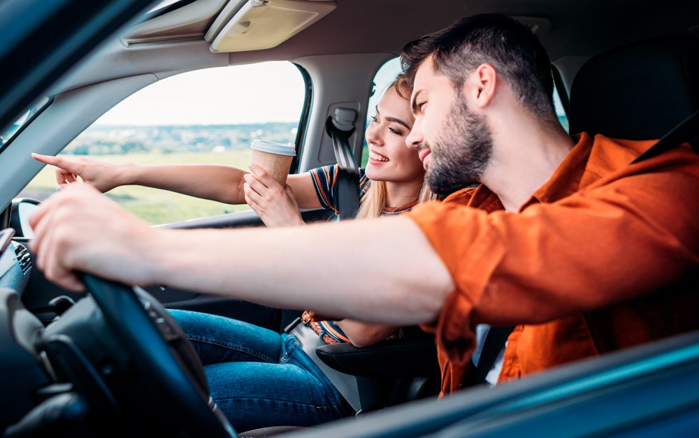 Homem e mulher viajando de carro