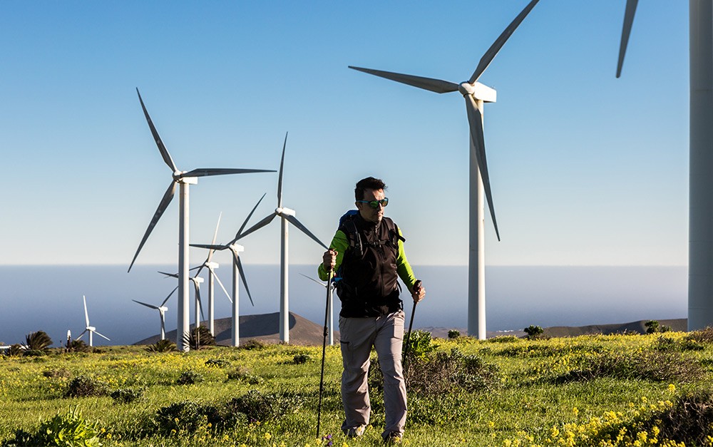 jovem realizando um turismo sustentável.