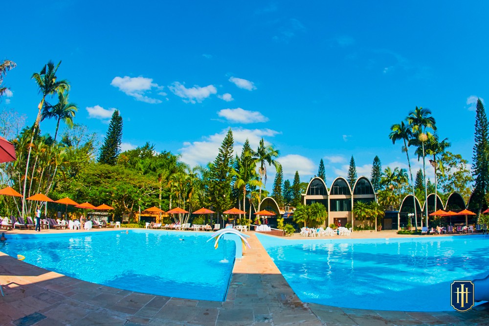 Hotel Internacional Gravatal, sua instalação com piscinas com águas termais na frente e muita área verde.