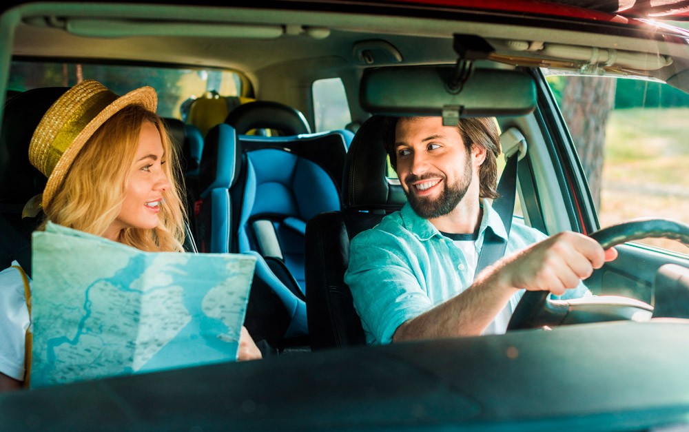 Casal em viagem de carro