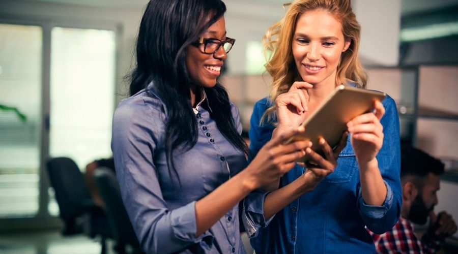 Duas mulheres vendo um hotel para se hospedar na viagem a trabalho