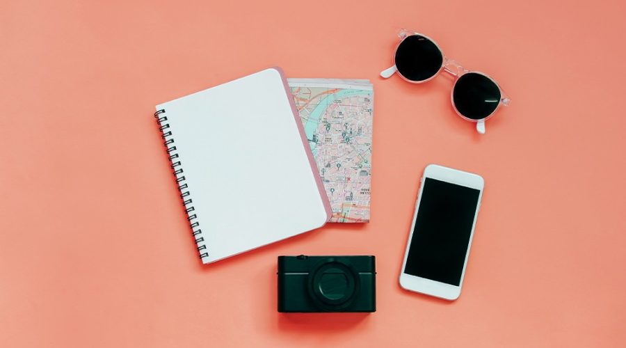 A imagem representa o processo de organização para um checklist de viagem.