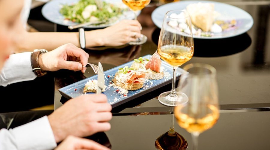 Pessoa harmonizando vinho com comida