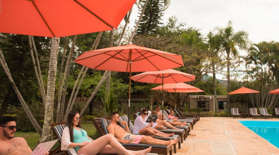 Pessoas em frente a piscina de águas termais