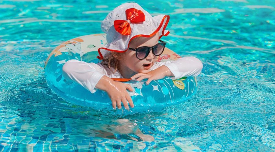A imagem representa a diversão com segurança na piscina.