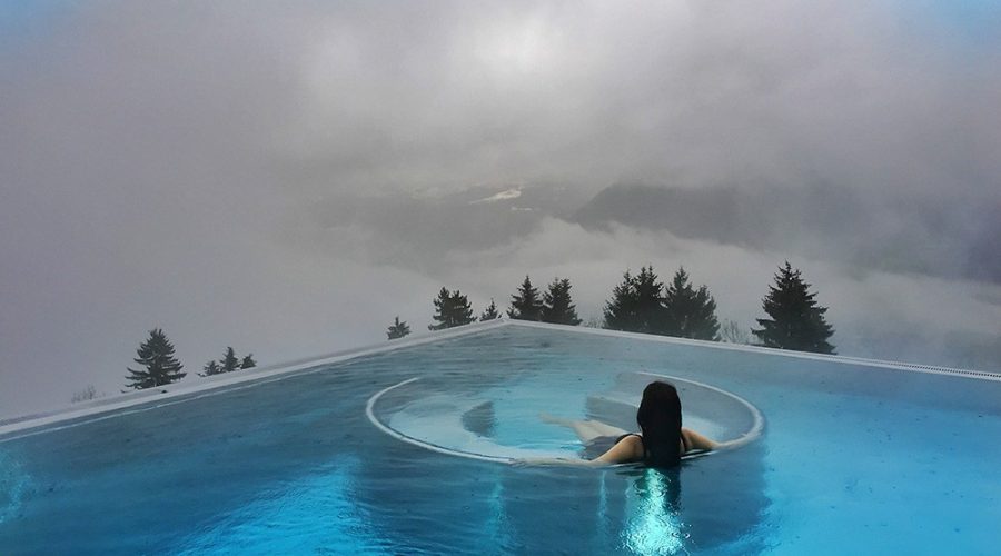 Mulher em piscina aquecida