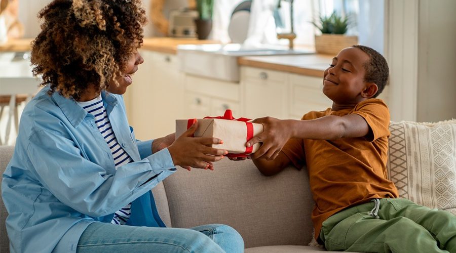 filho dando presentes criativos para a mãe