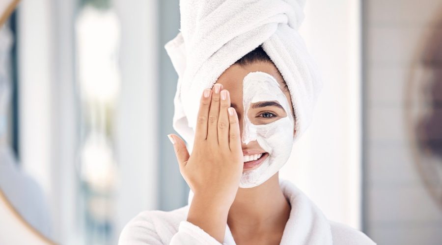 A imagem representa os benefícios de fazer um spa em casa.
