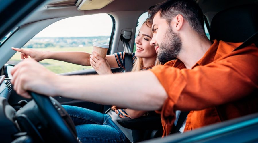 Homem e mulher viajando de carro