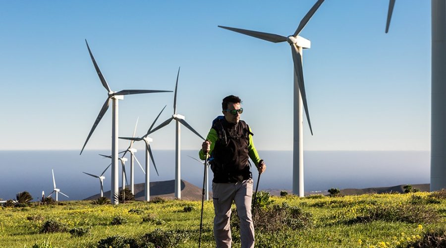 jovem realizando um turismo sustentável.