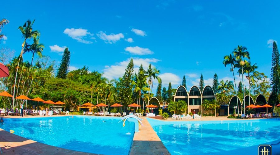 Hotel Internacional Gravatal, sua instalação com piscinas com águas termais na frente e muita área verde.