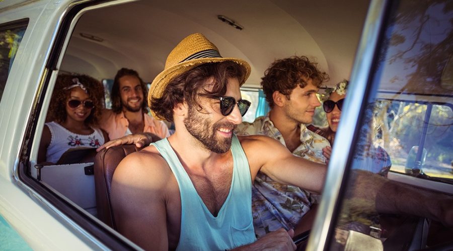 Grupo de 5 amigos viajando dentro de um carro