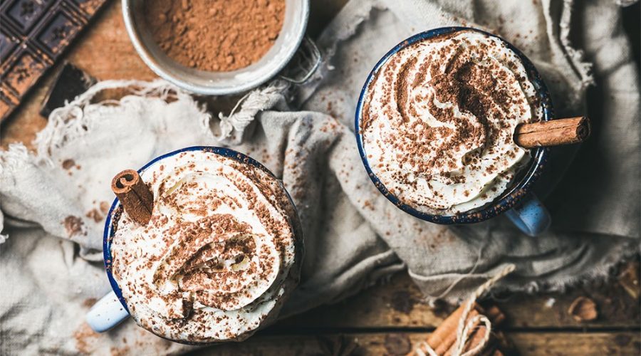 A imagem mostra uma das receitas irresistíveis de inverno: o chocolate quente!