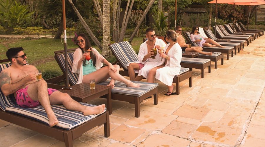 Várias mulheres tomando sol
