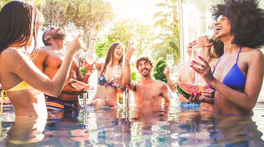 Grupo de amigos se divertindo em uma festa na piscina