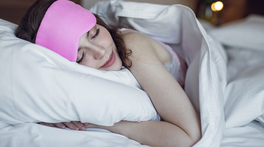 Mulher tendo uma ótima noite de sono após ler nossas dicas.